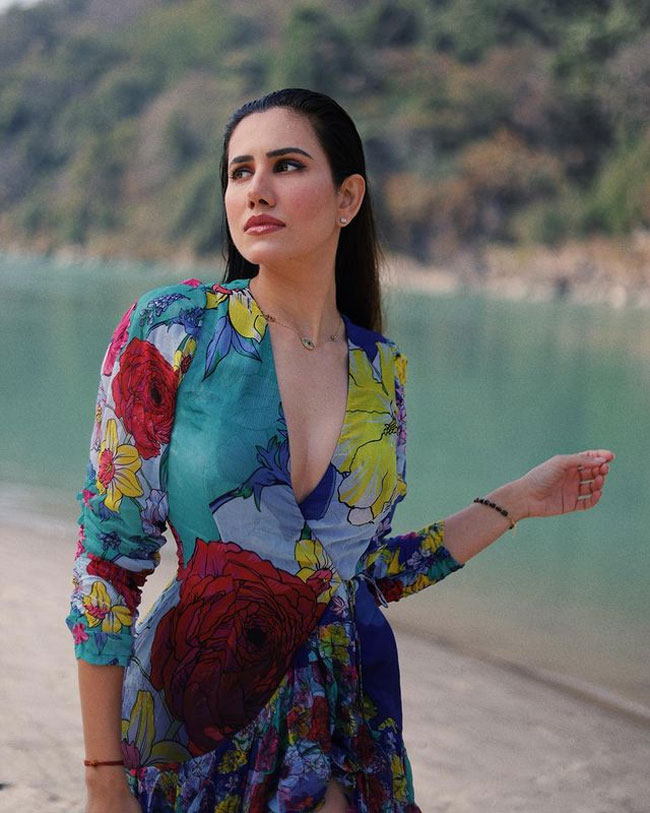 Staggering Looks Of Sonnalli Seygall In Leopard Printed Top